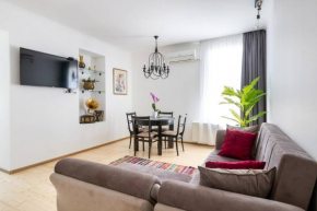 Wehost Apartment behind Opera House
